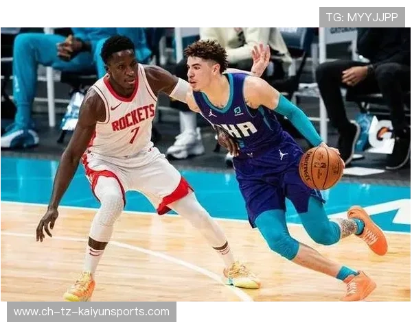 篮球新秀逆天飞扣！空中姿势如同动画